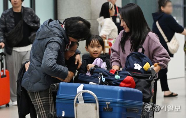 미국·이스라엘과 이란 간 무력 충동로 아랍에미리트(UAE)에 체류 중이던 국민들이 9일 정부가 마련한 첫 전세기를 타고 인천국제공항을 통해 귀국하며 가족들을 만나고 있다. 조병석기자