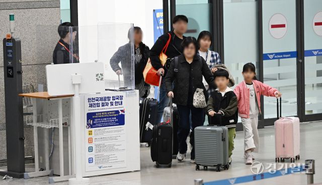 미국·이스라엘과 이란 간 무력 충동로 아랍에미리트(UAE)에 체류 중이던 국민들이 9일 정부가 마련한 첫 전세기를 타고 인천국제공항을 통해 귀국하고 있다. 조병석기자