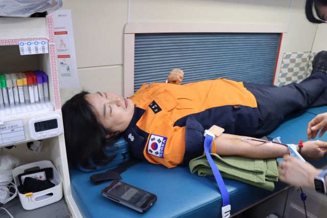 이천소방서 직원이 사랑의 헌혈에 동참하고 있다. 이천소방서 제공