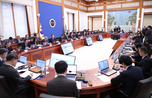 이재명 대통령이 6일 청와대에서 열린 수석보좌관회의를 주재하고 있다. 연합뉴스