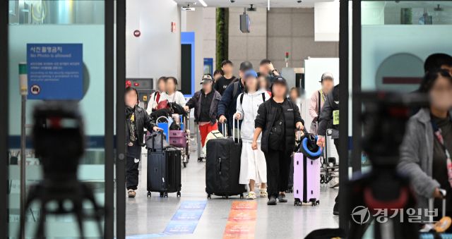 미국·이스라엘과 이란 간 무력 충동로 아랍에미리트(UAE)에 체류 중이던 국민들이 9일 정부가 마련한 첫 전세기를 타고 인천국제공항을 통해 귀국하고 있다. 조병석기자