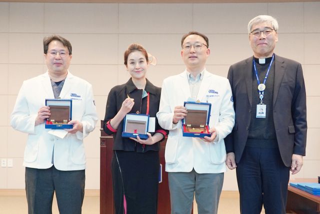 가톨릭대 인천성모병원이 ‘올해의 교수상’으로 김도연, 김혜성, 서민석 교수를 선정했다. 인천성모병원 제공
