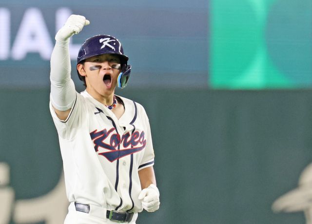 8일 일본 도쿄돔에서 열린 2026 월드베이스볼클래식(WBC) C조 조별리그 3차전 대한민국과 대만의 경기 8회말 2사 1루에서 김도영이 동점타를 친 뒤 포효하고 있다. 연합뉴스