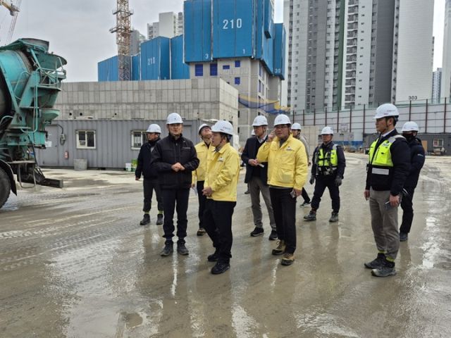 파주시가 해빙기를 맞아 지역 내 아파트 건설 현장에 대한 안전 점검을 실시하고 있다. 파주시 제공