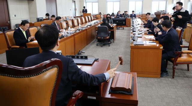 9일 국회에서 열린 행정안전위원회 법안심사제2소위원회에서 서범수 소위원장이 의사봉을 두드리고 있다. 연합뉴스