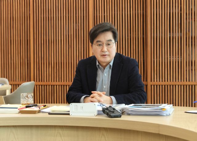 김동연 경기도지사가 9일 도청 집무실에서 ‘중동 정세 악화 대응 경기도 긴급대책 회의’를 열고, 주요 실국장들과 국제 정세 변화에 따른 도내 산업과 기업에 미칠 영향을 점검, 대응 방안을 논의하고 있다. 경기도 제공