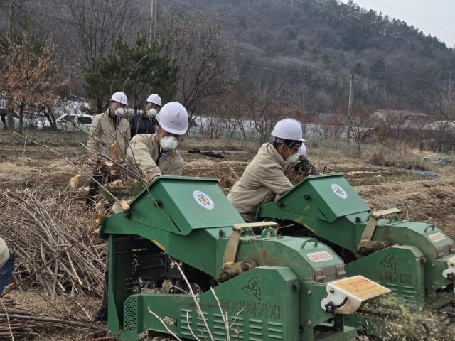 광주시 초월읍 무갑리에서 열린 ‘2026 영농 부산물 안전 처리 캠페인’에서 파쇄지원단이 영농 부산물을 파쇄하고 있다. 광주시 제공