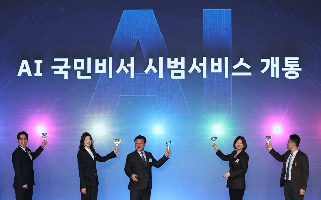 윤호중 행정안전부 장관(왼쪽 세번째)이 9일 경기도 성남시 분당구 경기창조경제혁신센터에서 열린 AI 국민비서 시범서비스 개통식에서 정신아 카카오 대표(왼쪽 두번째)와 최수연 네이버 대표(오른쪽 두번째)를 포함한 참석자들과 기념 촬영을 하고 있다. 연합뉴스