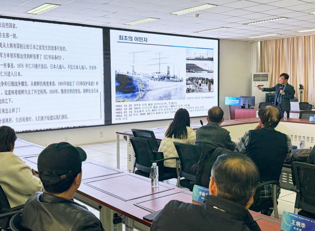 인하대가 중국 연태대와 공동으로 운영하는 최고위과정 글로벌 비즈니스 리더 아카데미 2026(GBLA·Global Business Leadership Academy)에서 조명우 총장이 첫 강의를 하고 있다. 인하대 제공