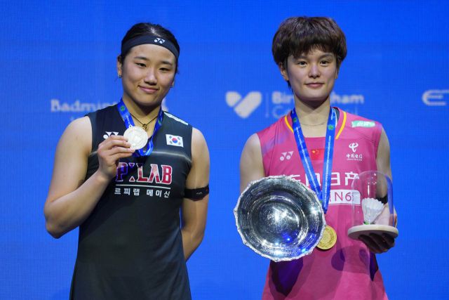 전영오픈 2연패에 실패한 안세영(왼쪽)과 우승을 차지한 왕즈이 AP=연합뉴스
