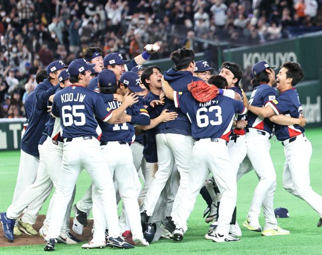 9일 일본 도쿄돔에서 열린 2026 월드베이스볼클래식(WBC) C조 조별리그 최종전 대한민국과 호주의 경기에서 호주를 꺾고 8강 진출을 확정한 한국 대표팀이 기뻐하고 있다. 연합뉴스