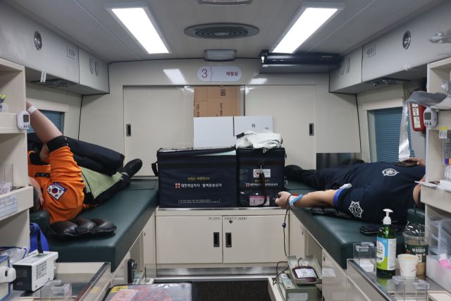 9일 용인서부소방서가 열악한 혈액 수급 상황 속에서 헌혈에 동참하고 있다. 용인서부소방서 제공