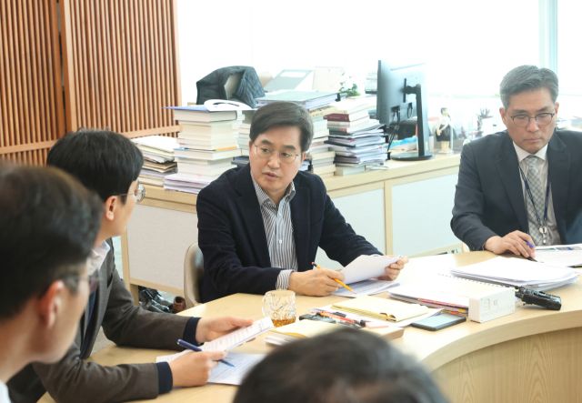 김동연 경기도지사가 9일 도청 집무실에서 ‘중동 정세 악화 대응 경기도 긴급대책 회의’를 열고, 주요 실국장들과 국제 정세 변화에 따른 도내 산업과 기업에 미칠 영향을 점검, 대응 방안을 논의하고 있다. 경기도 제공