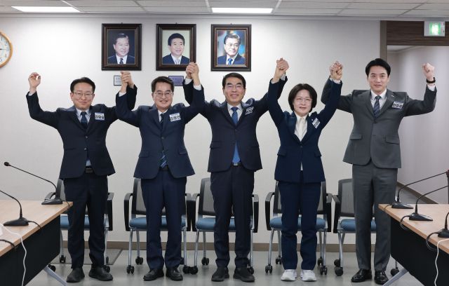 6·3 지방선거 경기도지사에 도전하는 더불어민주당 예비후보들이 지난달 24일 서울 영등포구 여의도 더불어민주당 중앙당사에서 열린 광역단체장 후보 면접에서 기념 촬영하고 있다. 왼쪽부터 더불어민주당 권칠승 의원, 김동연 경기도지사, 더불어민주당 양기대 전 의원, 더불어민주당 추미애·한준호 의원. 연합뉴스