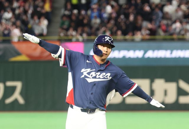 9일 일본 도쿄돔에서 열린 2026 월드베이스볼클래식(WBC) C조 조별리그 최종전 대한민국과 호주의 경기 2회초 무사 1루에서 한국 문보경이 2점 홈런을 친 뒤 자축하고 있다. 연합뉴스