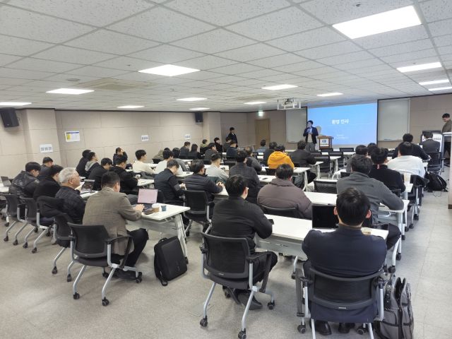 안산시거 ㈜네이버클라우드와 손잡고 ‘안산형 제조 AI·안전관리 솔루션 세미나’를 개최했다. 안산시 제공