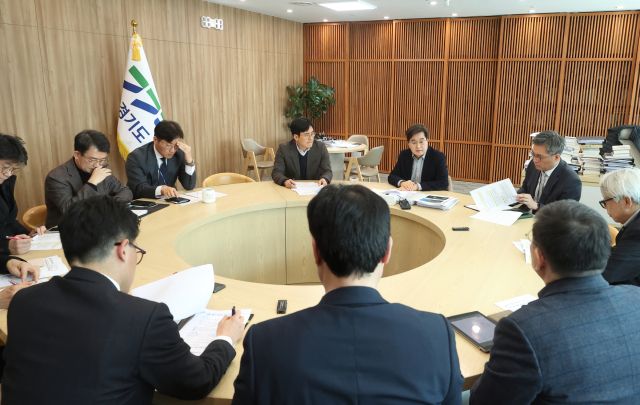 김동연 경기도지사가 9일 도청 집무실에서 ‘중동 정세 악화 대응 경기도 긴급대책 회의’를 열고, 주요 실국장들과 국제 정세 변화에 따른 도내 산업과 기업에 미칠 영향을 점검, 대응 방안을 논의하고 있다. 경기도 제공