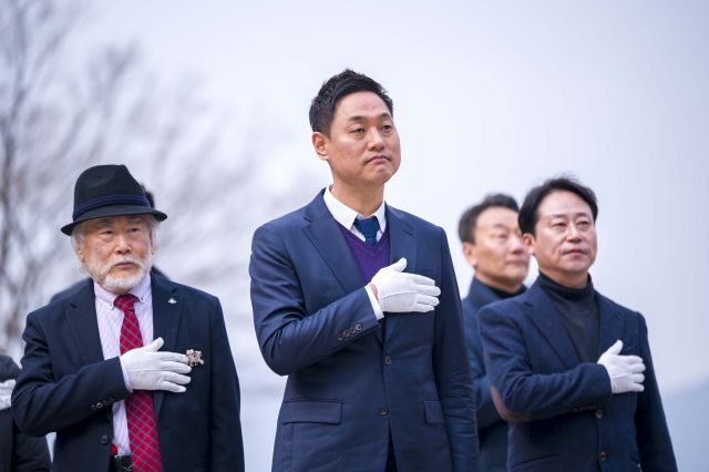 오석규 더불어민주당 의정부시장 예비후보가 선거캠프 관계자들과 의정부 현충탑을 방문해 순국선열과 호국영령을 추모하고 있다. 오석규 더불어민주당 의정부시장 예비후보 제공.