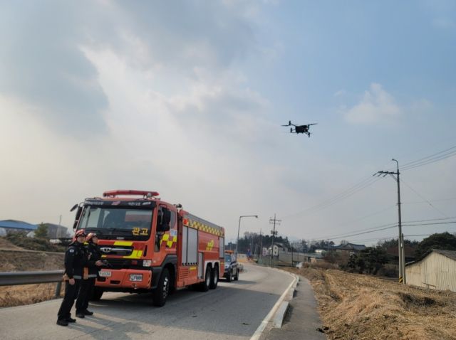 이천소방서가 드론을 활용한 산불 예방순찰 활동을 펼치고 있다. 이천소방서 제공