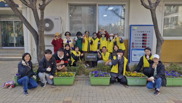 안양시 동안치매안심센터는 최근 관양동과 부흥동 일대에서 ‘치매 안심마을 나눔꽃밭 조성사업’을 펼쳤다. 안양시 제공