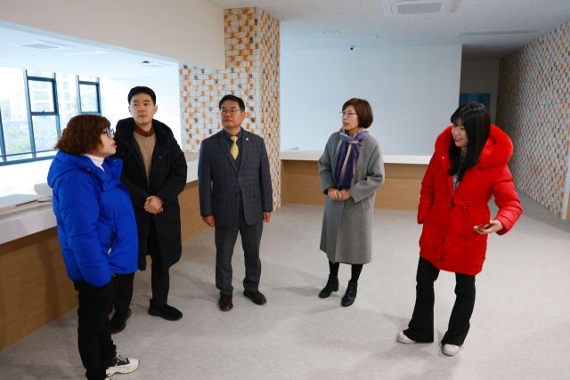 중구의회 의원들이 영종구 임시청사를 방문, 점검을 하고 있다. 중구의회 제공