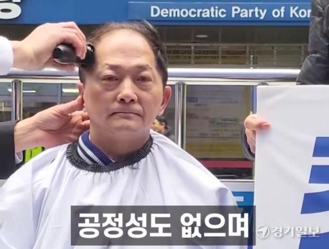이재준 전 고양시장이 지난 6일 복당 불허에 반발하며 서울 더불어민주당 중앙당사 앞에서 삭발시위를 하고 있다. 이재준 전 고양시장 사회관계망서비스(SNS) 캡처