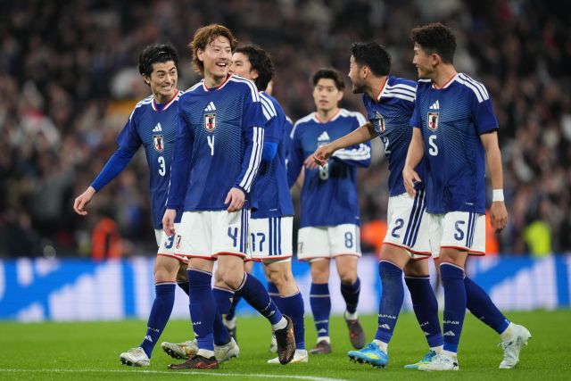 잉글랜드를 물리친 일본 축구대표팀 선수들이 기뻐하고 있다. AP=연합뉴스
