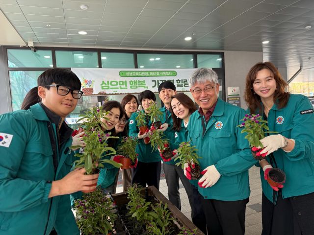1일 한양수 성남교육지원청 교육장(오른쪽 두 번째)을 비롯한 교육청 관계자들이 청사 내 화분에 꽃을 식재한 뒤 기념촬영을 하고 있다. 성남교육지원청 제공