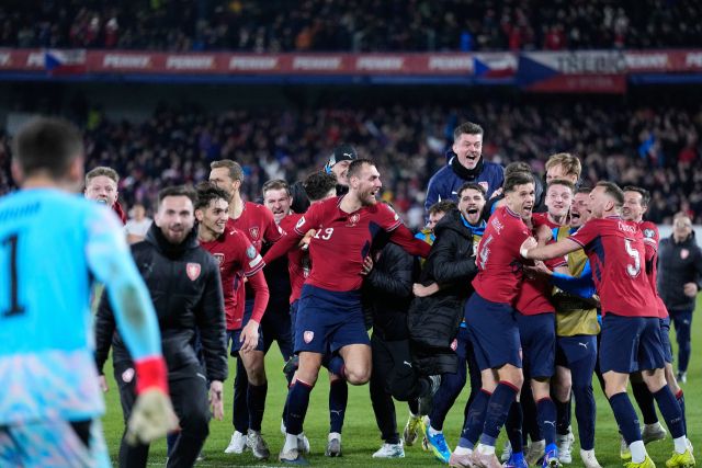 덴마크를 꺾고 월드컵 본선 진출을 확정한 체코 축구대표팀 선수들이 기뻐하고 있다. AP=연합뉴스