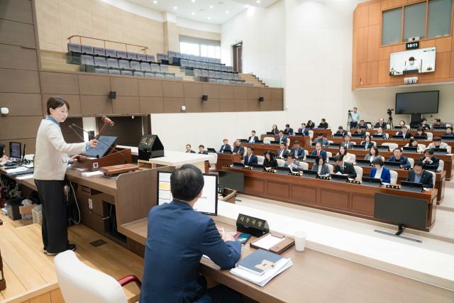 유진선 용인특례시의회 의장이 1일 제302회 임시회를 개회하고 있다. 용인특례시의회 제공