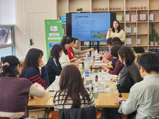 남양주시가 휴먼북 라이브러리의 4월 휴먼북요일 프로그램을 운영하고 참여 신청 접수에 나선다. 남양주시 제공