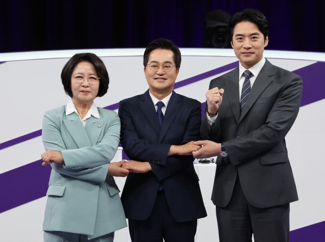 더불어민주당 추미애, 김동연, 한준호 경기도지사 경선후보(왼쪽부터)가 30일 상암동 MBC 신사옥에서 열린 '더불어민주당 경기도지사 후보자 합동토론회'에서 기념촬영을 하고 있다. 연합뉴스