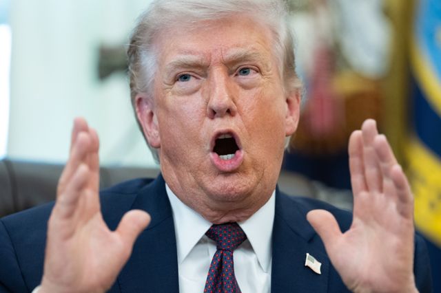 도널드 트럼프 미국 대통령이 31일(현지시간) 미국 워싱턴 DC 백악관 집무실에서 열린 행정명령 서명 행사에서 연설하고 있다. EPA=연합뉴스