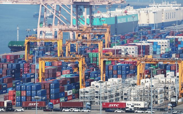 경기도 평택항에 컨테이너가 쌓여 있다. 경기일보DB