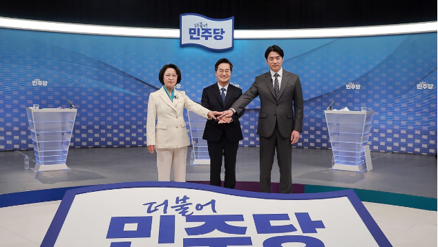 더불어민주당 추미애(왼쪽부터)·김동연·한준호 경기도지사 경선후보가 1일 서울 양천구 SBS 목동 스튜디오에서 열린 더불어민주당 경기도지사 후보자 2차 TV 합동토론회에 참석해 기념 촬영하고 있다. 연합뉴스