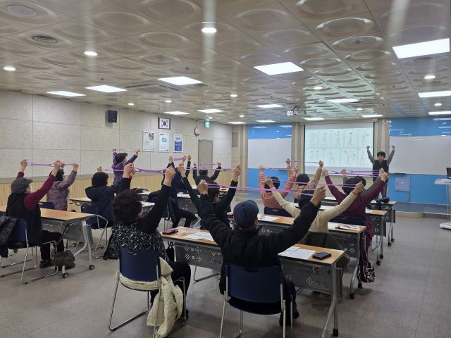 어르신들이 ‘튼튼 시니어 운동교실’에서 탄력밴드를 이용한 운동을 하고 있다. 부천시 제공