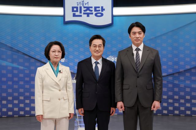 더불어민주당 추미애(왼쪽부터)·김동연·한준호 경기도지사 경선후보가 1일 서울 양천구 SBS 목동 스튜디오에서 열린 더불어민주당 경기도지사 후보자 2차 TV 합동토론회에 참석해 기념 촬영하고 있다. 연합뉴스