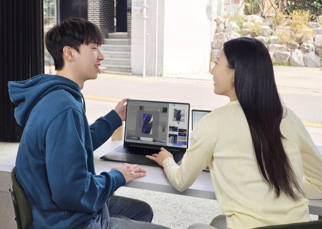 삼성전자 모델이 ‘갤럭시 북6’의 ‘AI 컷 아웃’ 기능으로 이미지의 배경을 제거하고 있다. 삼성전자 제공