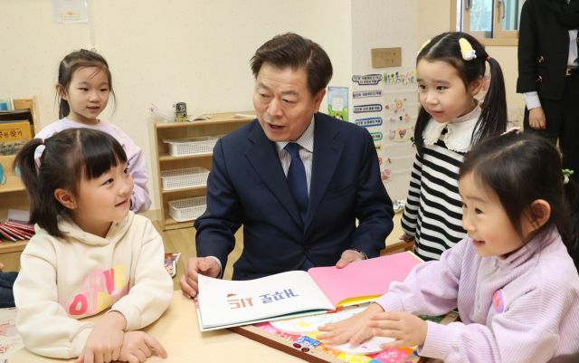 박승원 광명시장이 시립광명포레나어린이집 개원식에서 원아들과 소통하고 있다. 광명시 제공