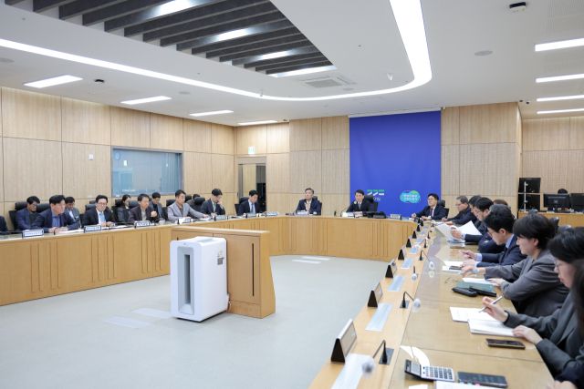 김성중 경기도지사 권한대행이 1일 경기도청에서 김대순 도 행정2부지사, 실국장 등이 참석한 가운데 추가경정예산 편성 관련 긴급 대책 회의를 열고 4월 경기도의회 임시회에 도 추경 제출과 의회 협의를 위한 논의를 하고 있다. 경기도 제공