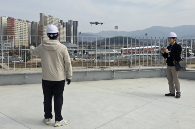 포천도시공사 관계자들이 드론을 활용해 외벽과 지붕 등 고소구간시설 안전을 점검하고 있다. 포천도시공사 제공