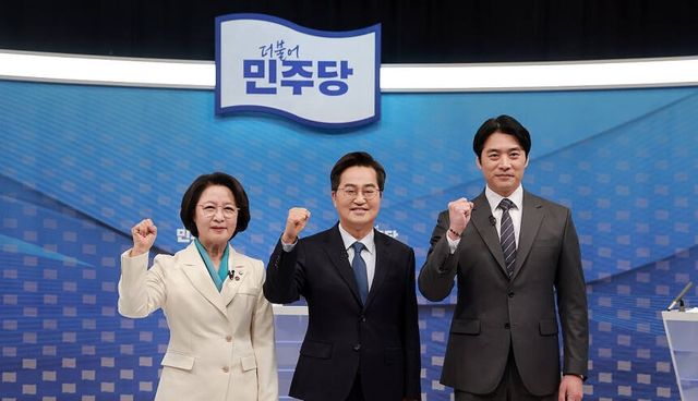 더불어민주당 추미애(왼쪽부터)·김동연·한준호 경기도지사 경선후보가 1일 서울 양천구 SBS 목동 스튜디오에서 열린 더불어민주당 경기도지사 후보자 2차 TV 합동토론회에 참석해 기념 촬영하고 있다. 연합뉴스