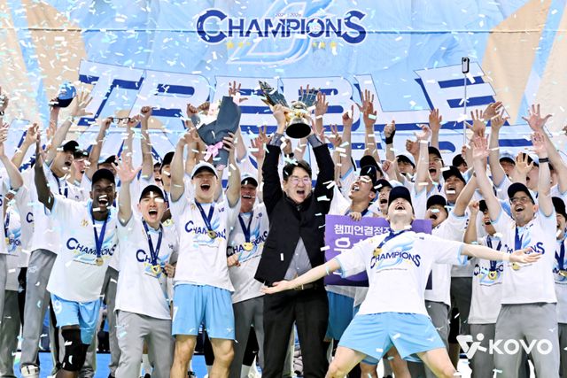 인천 대한항공 헤난 달 조토 감독을 비롯한 코치진과 선수단, 조원태 구단주 겸 KOVO 총재가 10일 인천 계양체육관에서 열린 ‘2025-2026 V리그 남자부 챔피언결정 5차전’에서 천안 현대캐피탈을 꺾고 우승을 차지한 뒤 트로피를 들고 기뻐하고 있다. KOVO 제공