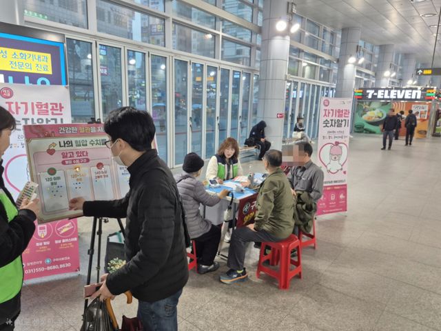 구리시가 9일 구리역 8호선 맞이방에서 퇴근길 시민을 대상으로 심뇌혈관질환 예방을 위한 ‘나의 혈압수치 알기’ 홍보 행사를 진행하고 있다. 구리시 제공