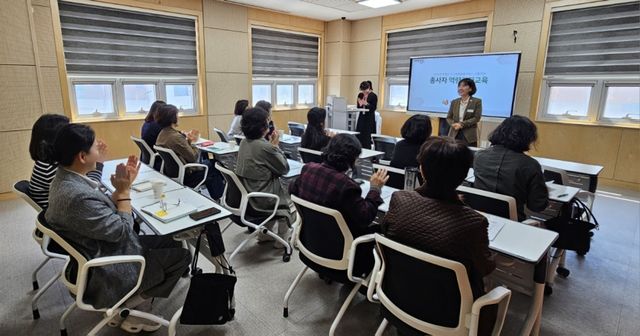 양평군치매안심센터는 지난 7일과 9일 노인맞춤돌봄서비스 종사자 30여명을 대상으로 치매 예방관리 역량 강화 교육을 실시했다. 양평군 제공