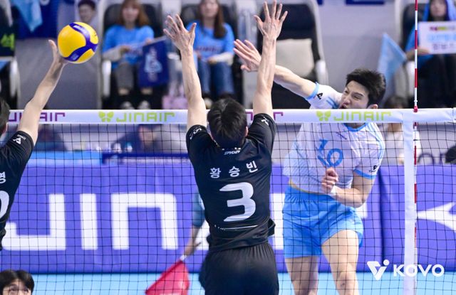 챔피언결정전 최우수선수(MVP)는 대한항공 정지석(오른쪽). KOVO 제공