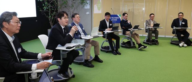 하정우 청와대 AI미래기획수석(왼쪽 두번째)이 10일 서울 강남구 역삼동 GS타워에서 열린 AI혁신위원회 3차회의에 참석해 발언하고 있다. 연합뉴스