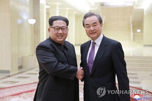 김정은 북한 국무위원장과 왕이 중국 외교부장. 연합뉴스