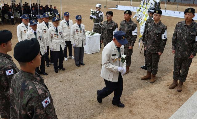 6·25 참전용사가 발굴된 전사자 유해를 향해 헌화를 하고 있다. 전장을 함께했던 전우를 향한 예우가 이어지고 있다. 8기동사단 제공