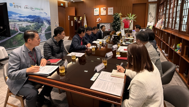 백영현 포천시장이 관계 공무원들과 집무실에서 ‘포천양수발전소 건설사업 지역상생 협력 회의’를 열고 시공사 선정 이후 지역 경제 활성화 방안을 논의하고 있다. 포천시 제공